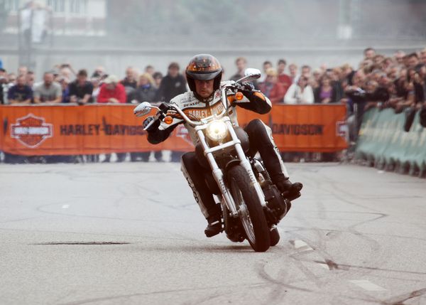 HarleyHH2011   189.jpg - Hamburger Harley Days 2011, Harley Davidson,  Stunt Show mit Rainer Schwarz, stunts, stuntshow,
